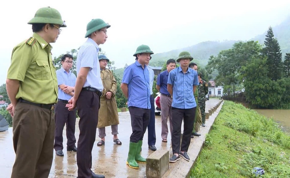 Tân Sơn: Thăm hỏi các gia đình phải di dời khẩn cấp tại xóm Nhàng, xã Kim Thượng