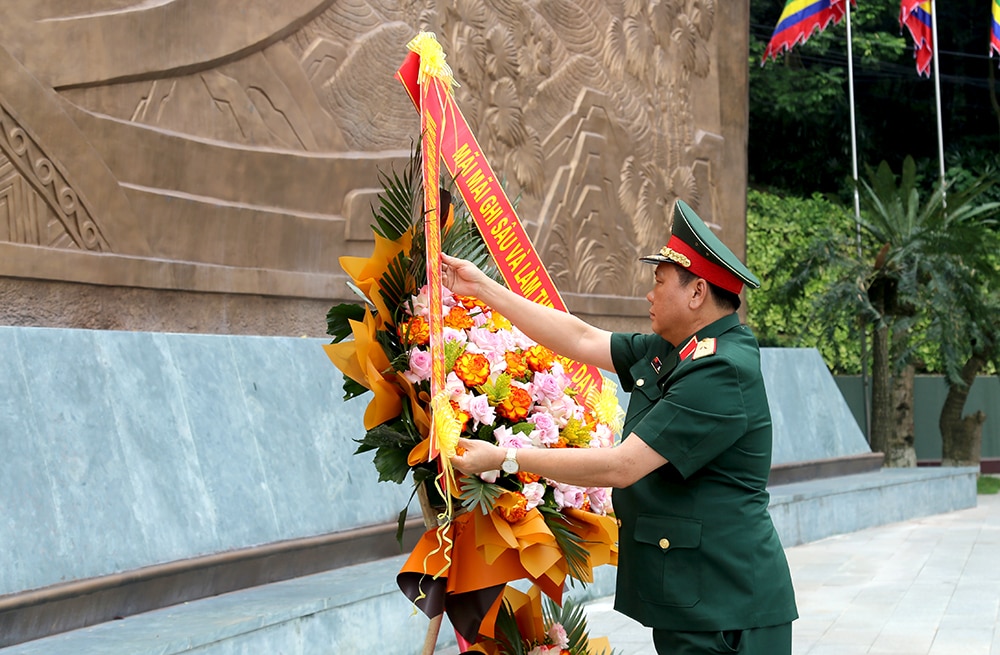 Đoàn đại biểu dự Đại hội thi đua yêu nước “Cựu chiến binh gương mẫu” dâng hoa tưởng nhớ Chủ tịch Hồ Chí Minh