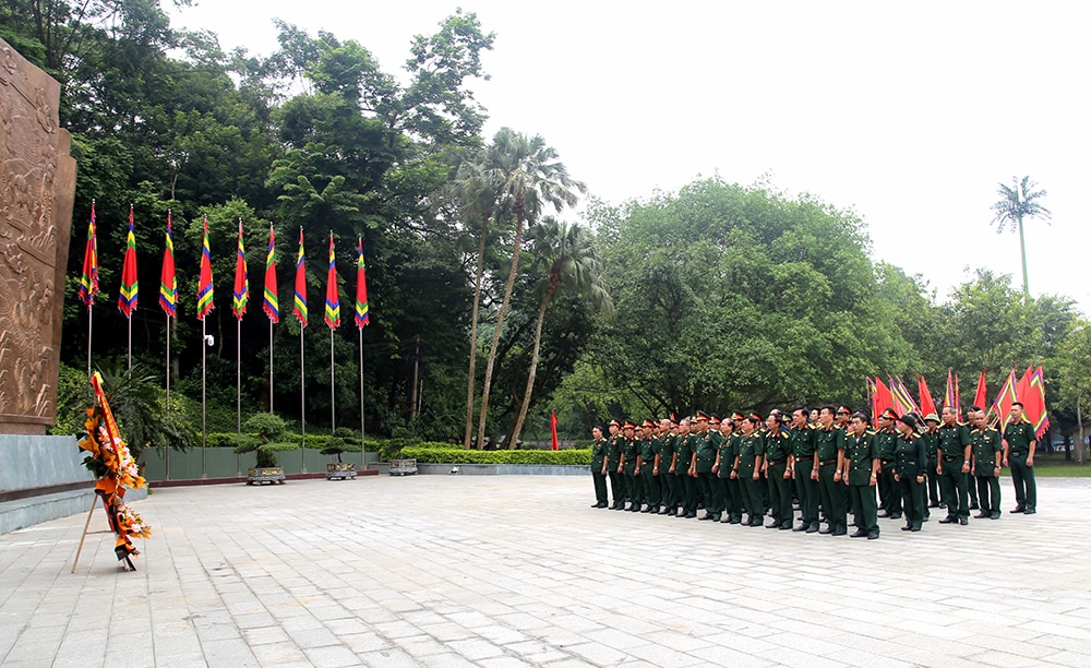 Đoàn đại biểu dự Đại hội thi đua yêu nước “Cựu chiến binh gương mẫu” dâng hoa tưởng nhớ Chủ tịch Hồ Chí Minh