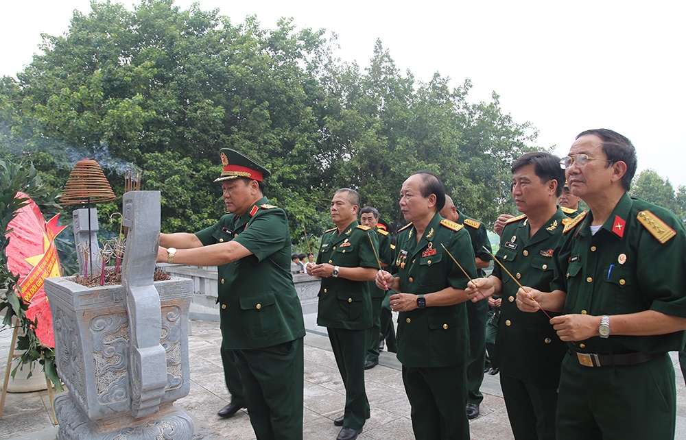 Đoàn đại biểu dự Đại hội thi đua yêu nước “Cựu chiến binh gương mẫu” dâng hoa tưởng nhớ Chủ tịch Hồ Chí Minh