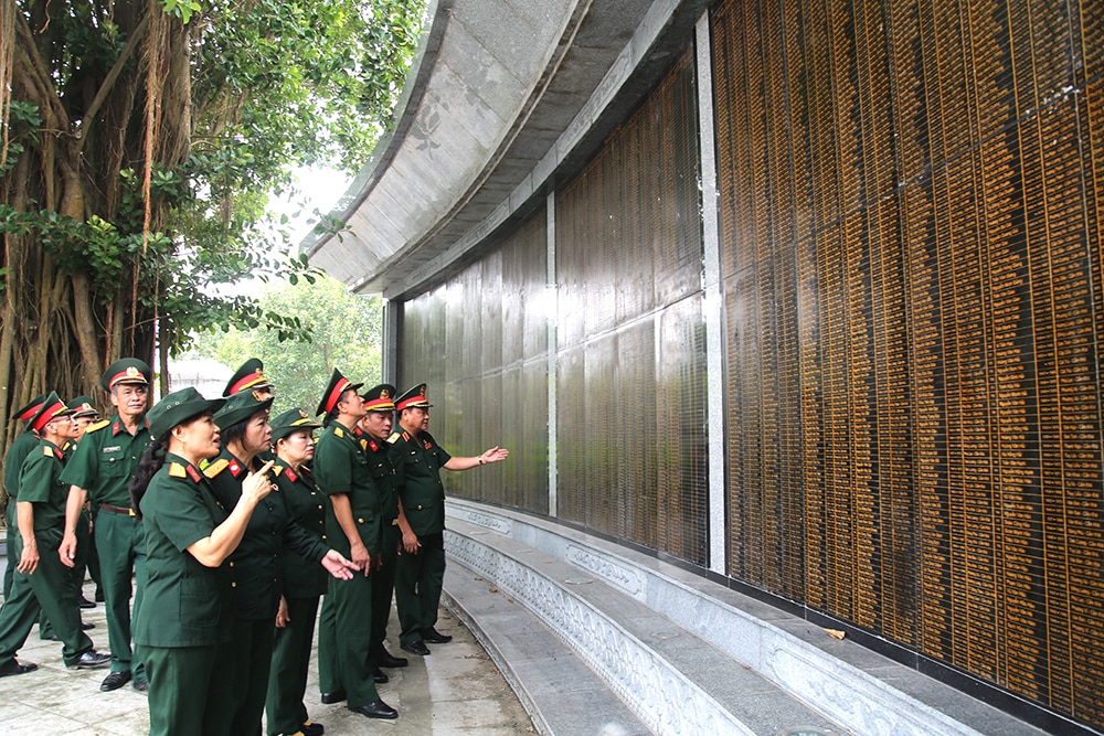 Đoàn đại biểu dự Đại hội thi đua yêu nước “Cựu chiến binh gương mẫu” dâng hoa tưởng nhớ Chủ tịch Hồ Chí Minh