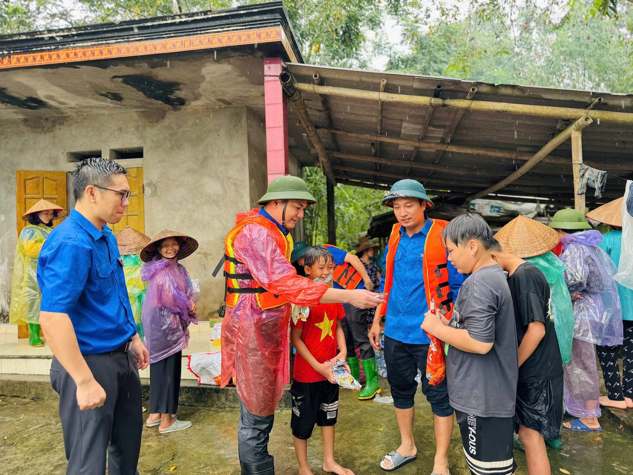 Tỉnh đoàn hỗ trợ người dân vùng lũ huyện Hạ Hòa