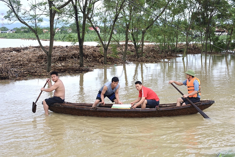 Chung sức, đồng lòng vượt qua lũ dữ