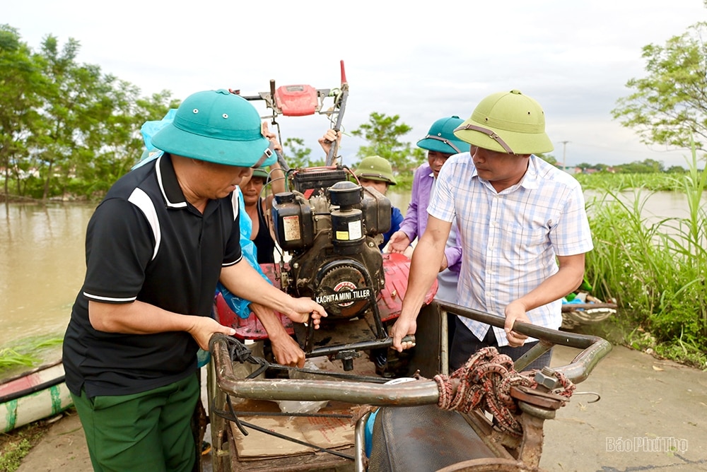 Chung sức, đồng lòng vượt qua lũ dữ