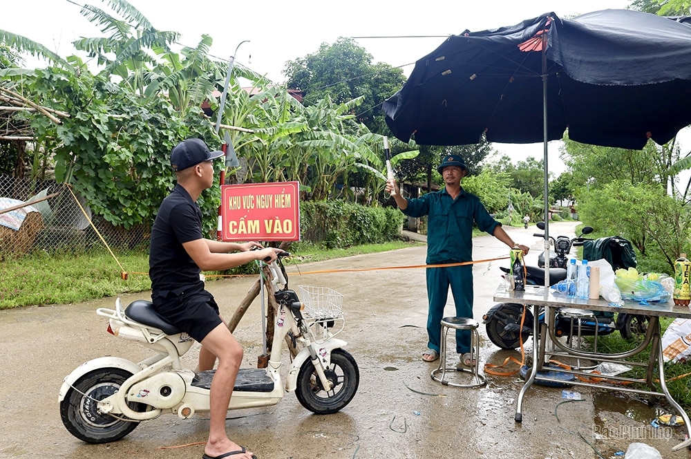 Chung sức, đồng lòng vượt qua lũ dữ