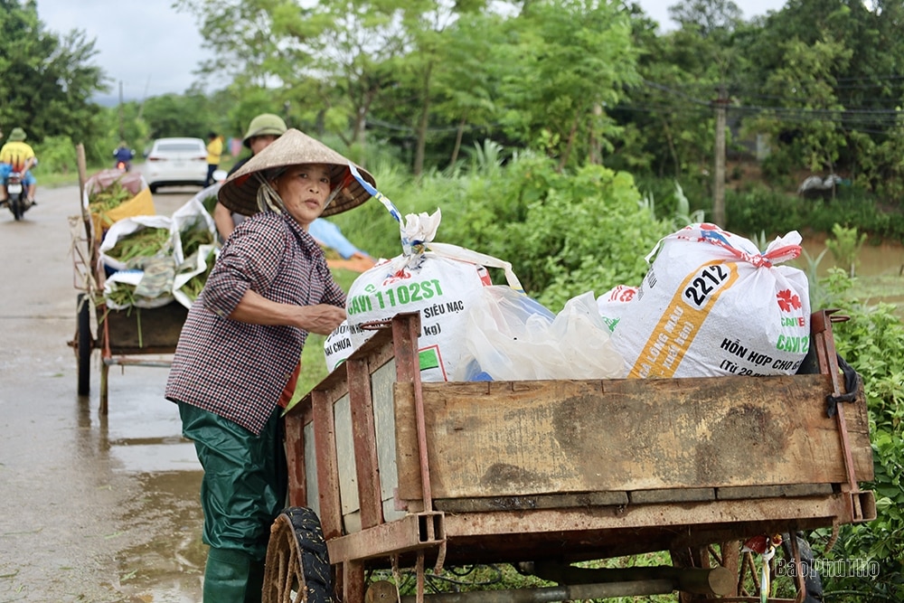 Chung sức, đồng lòng vượt qua lũ dữ