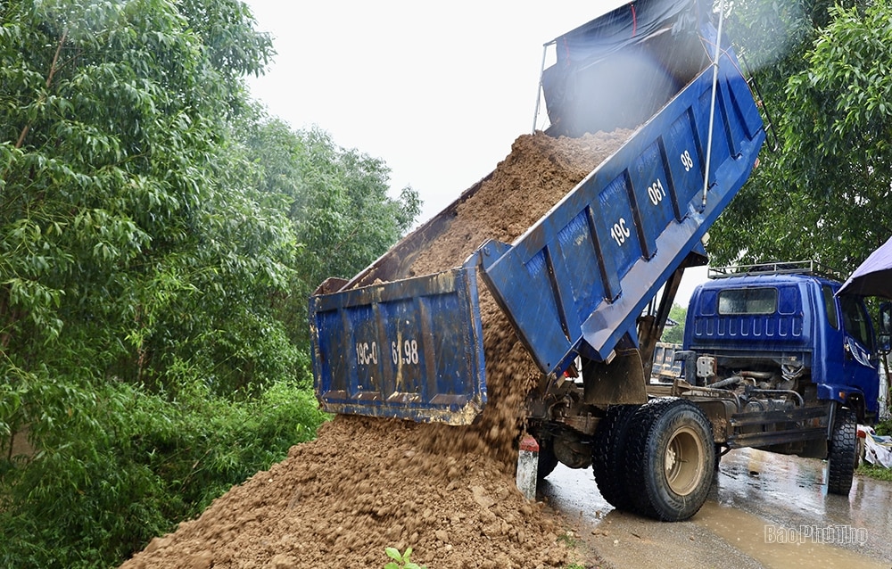 Chung sức, đồng lòng vượt qua lũ dữ