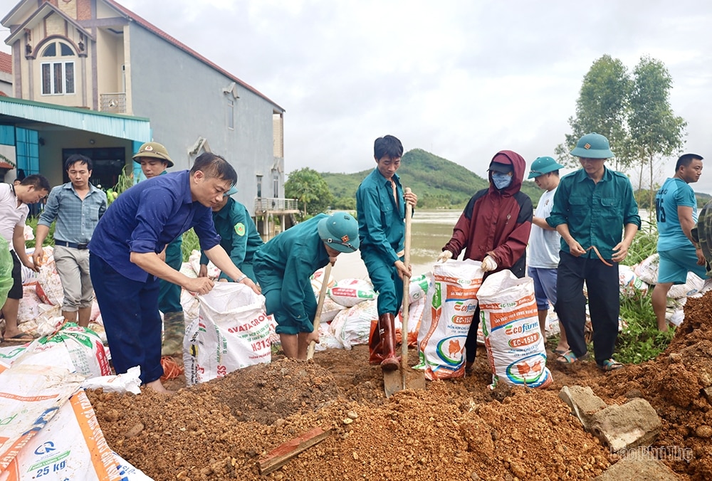 Chung sức, đồng lòng vượt qua lũ dữ