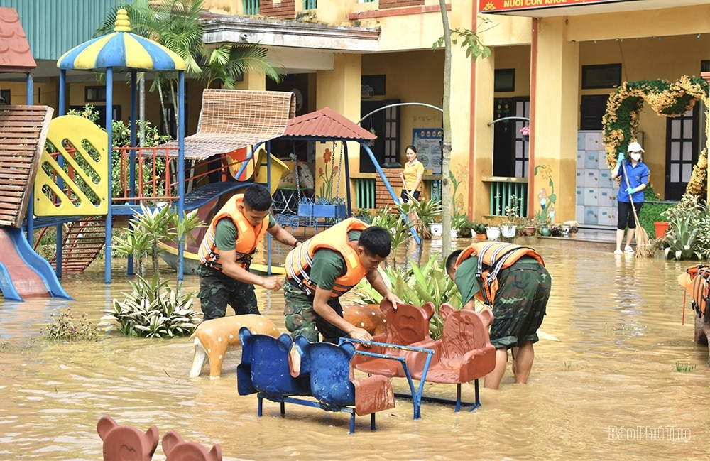 Thị trấn Hạ Hòa: Quân dân chung sức dọn dẹp sau mưa lũ