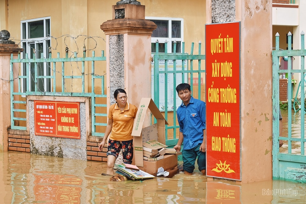 Thị trấn Hạ Hòa: Quân dân chung sức dọn dẹp sau mưa lũ