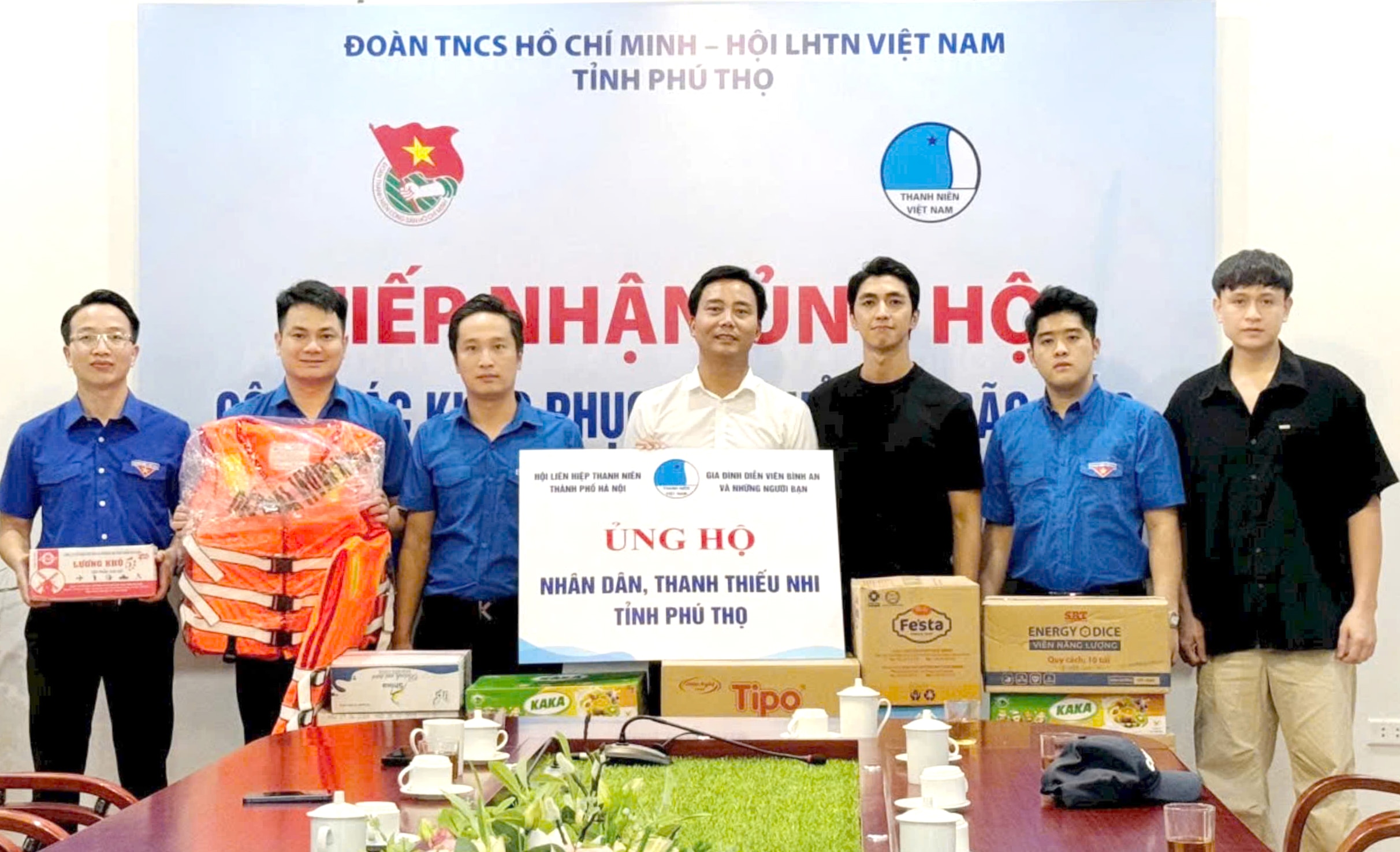 Tuổi trẻ Hà Nội và những người con Phú Thọ tại Hà Nội trao tặng 100 triệu đồng và các nhu yếu phẩm cho quê hương