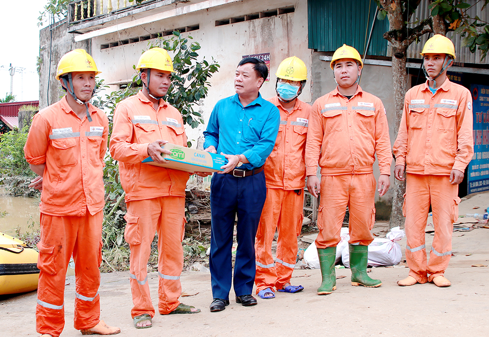 Công ty Điện lực Phú Thọ thăm hỏi, tặng quà cán bộ, công nhân đang làm việc tại hiện trường