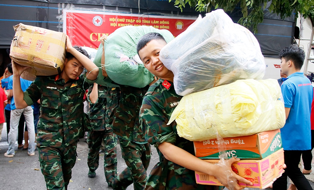 Tiếp nhận 4 tấn hàng hoá, nhu yếu phẩm hỗ trợ từ Lâm Đồng