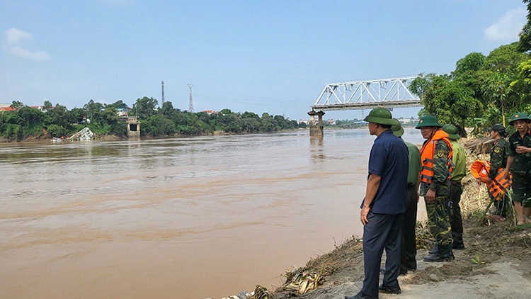 Tìm kiếm, trục vớt nạn nhân và phương tiện sau sự cố sập cầu Phong Châu