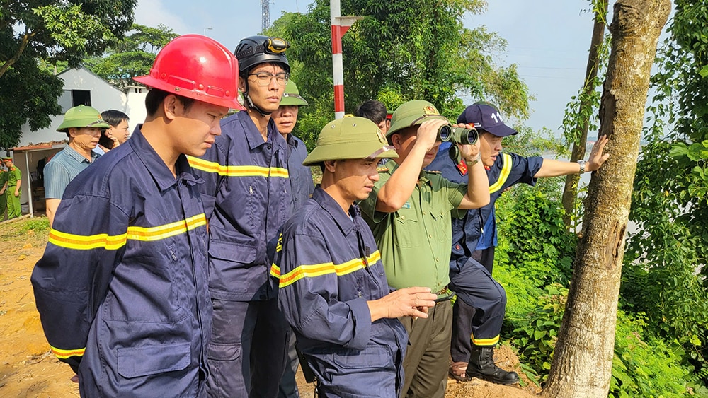 Tìm kiếm, trục vớt nạn nhân và phương tiện sau sự cố sập cầu Phong Châu