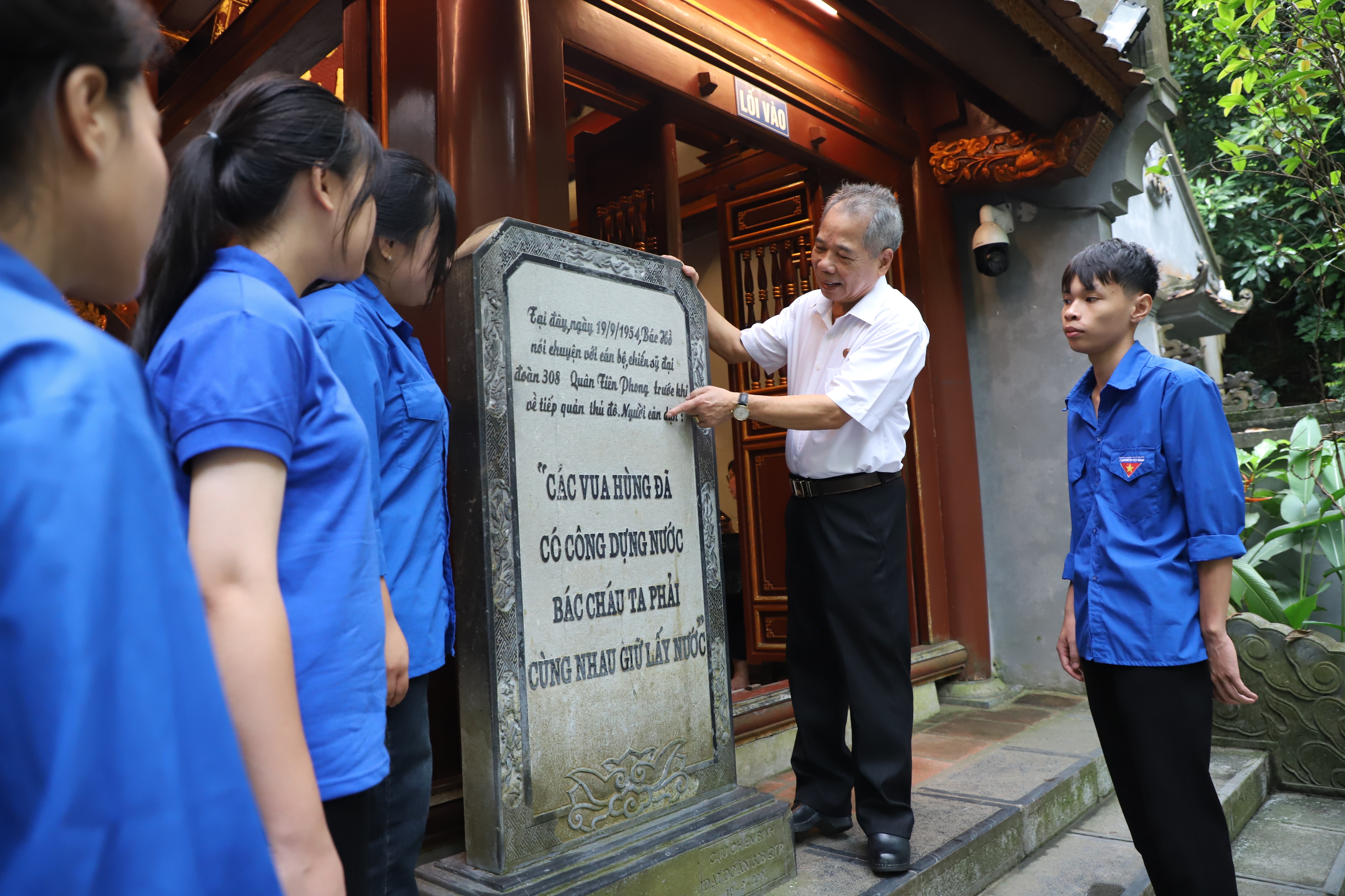 Khắc ghi lời Người vào đá