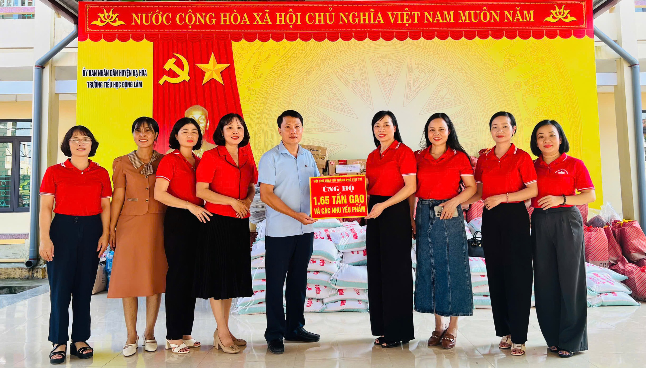 Trao tặng quà cứu trợ cho học sinh bị ảnh hưởng bởi mưa lũ