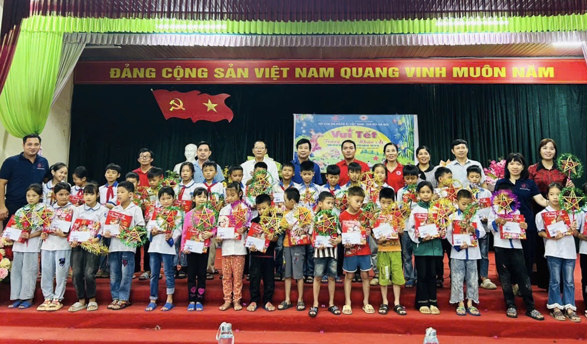 Trao quà Tết Trung thu cho học sinh có hoàn cảnh khó khăn ở Thanh Sơn