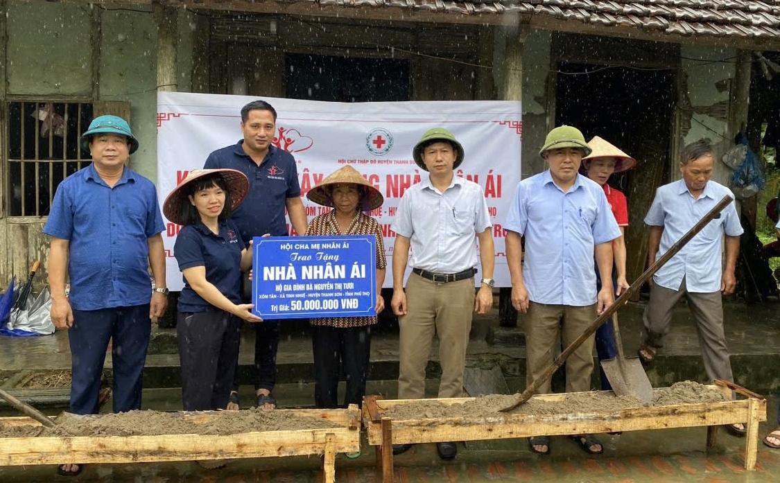 Trao quà Tết Trung thu cho học sinh có hoàn cảnh khó khăn ở Thanh Sơn