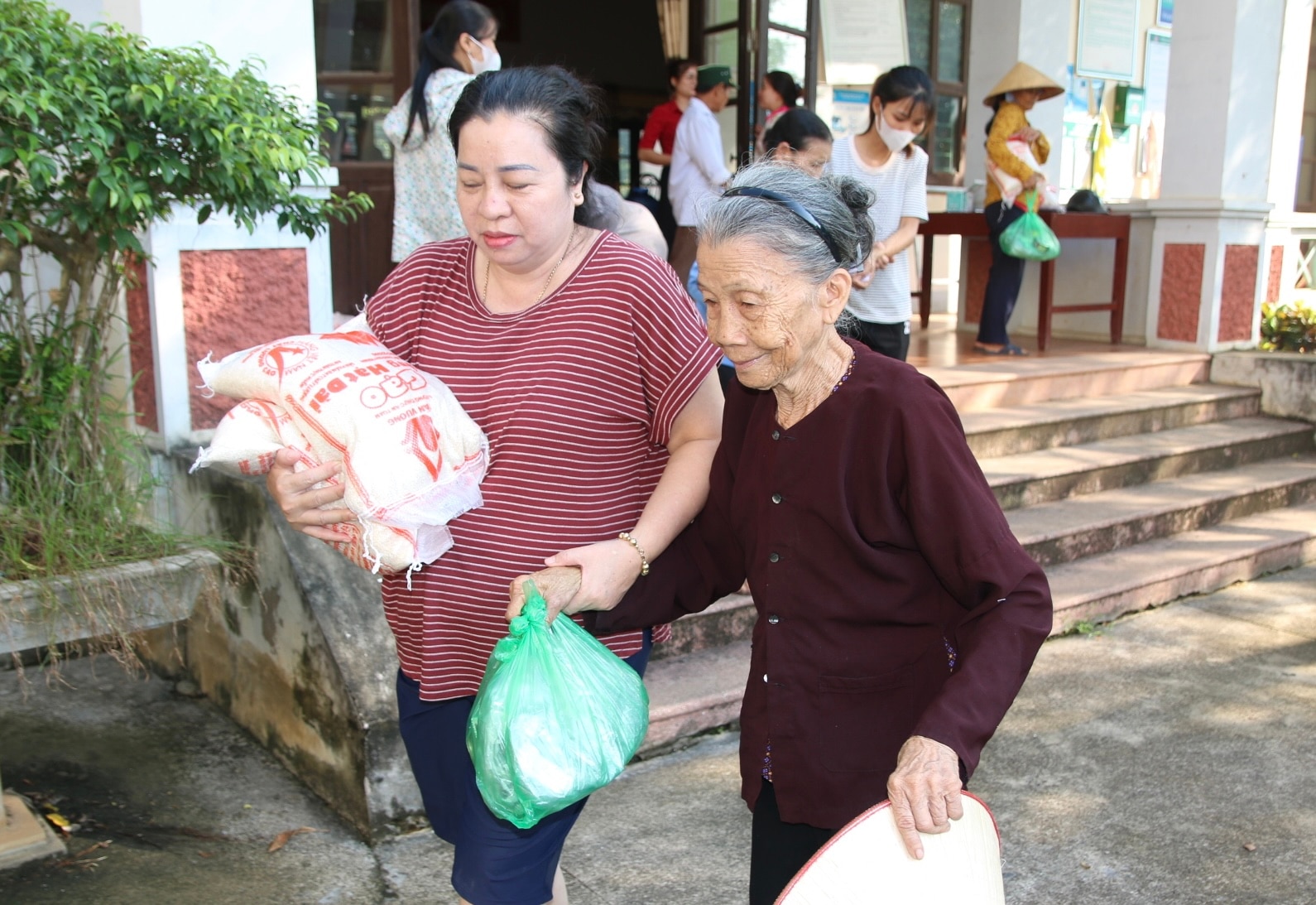 มอบของขวัญ 1,000 ชิ้น ให้แก่ประชาชนในพื้นที่ประสบภัยน้ำท่วม