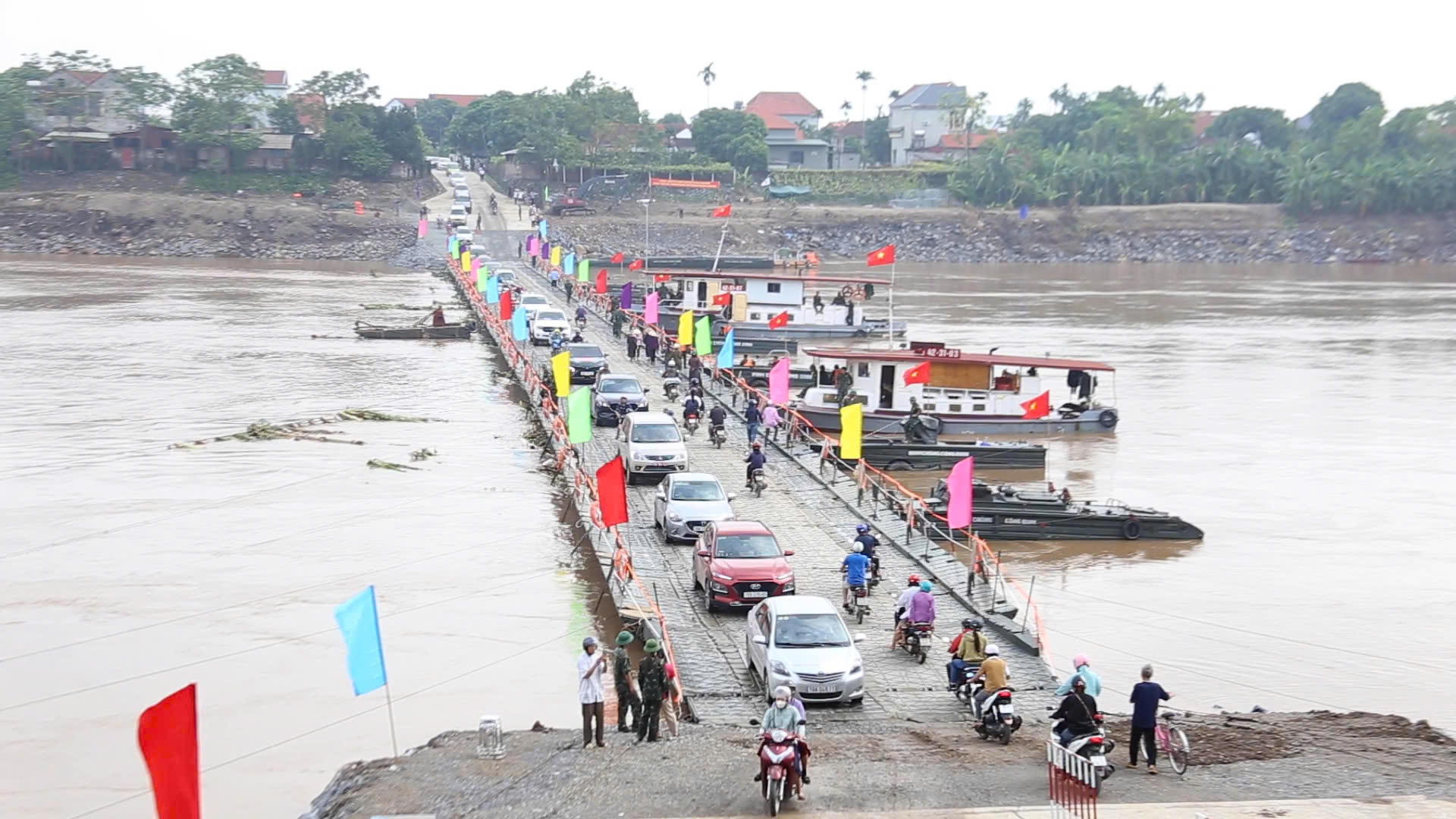 Bộ đội đảm bảo an toàn cho người dân lưu thông qua cầu phao