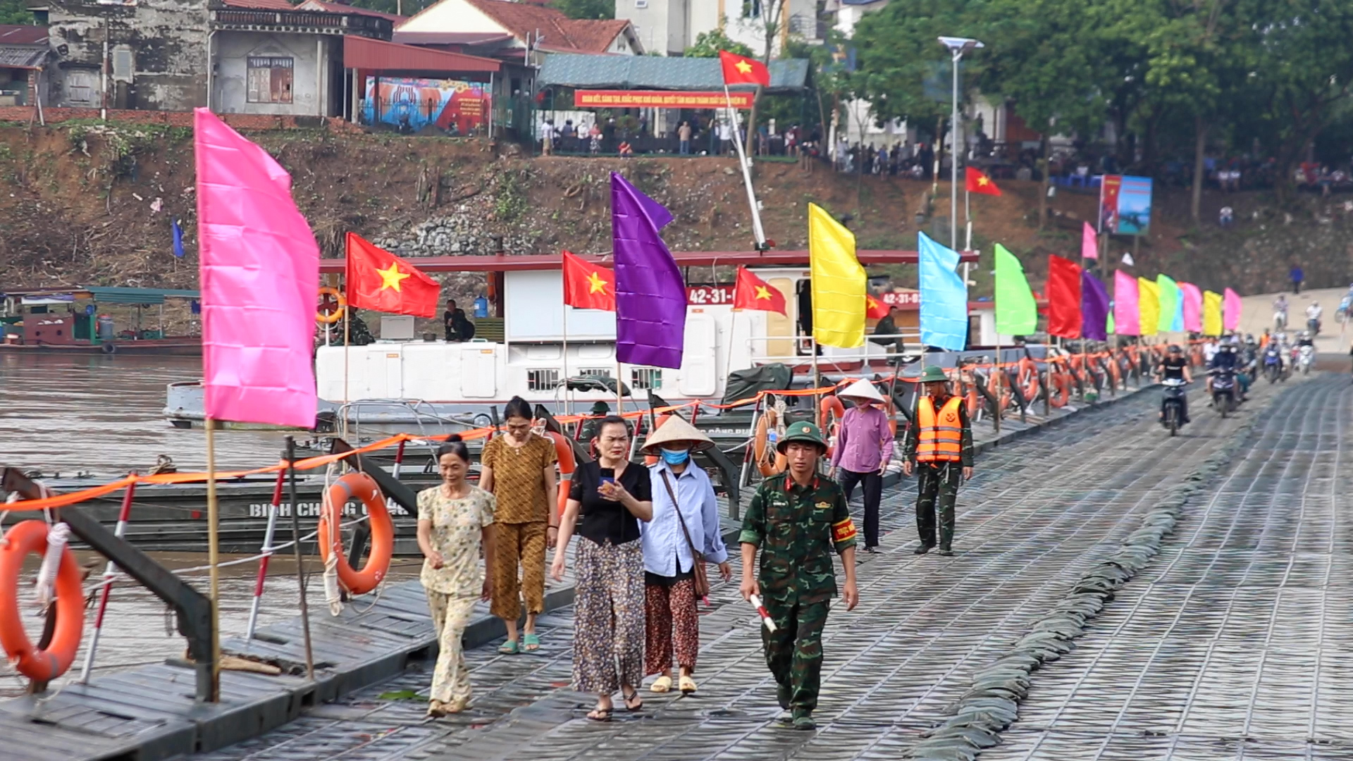 Bộ đội đảm bảo an toàn cho người dân lưu thông qua cầu phao