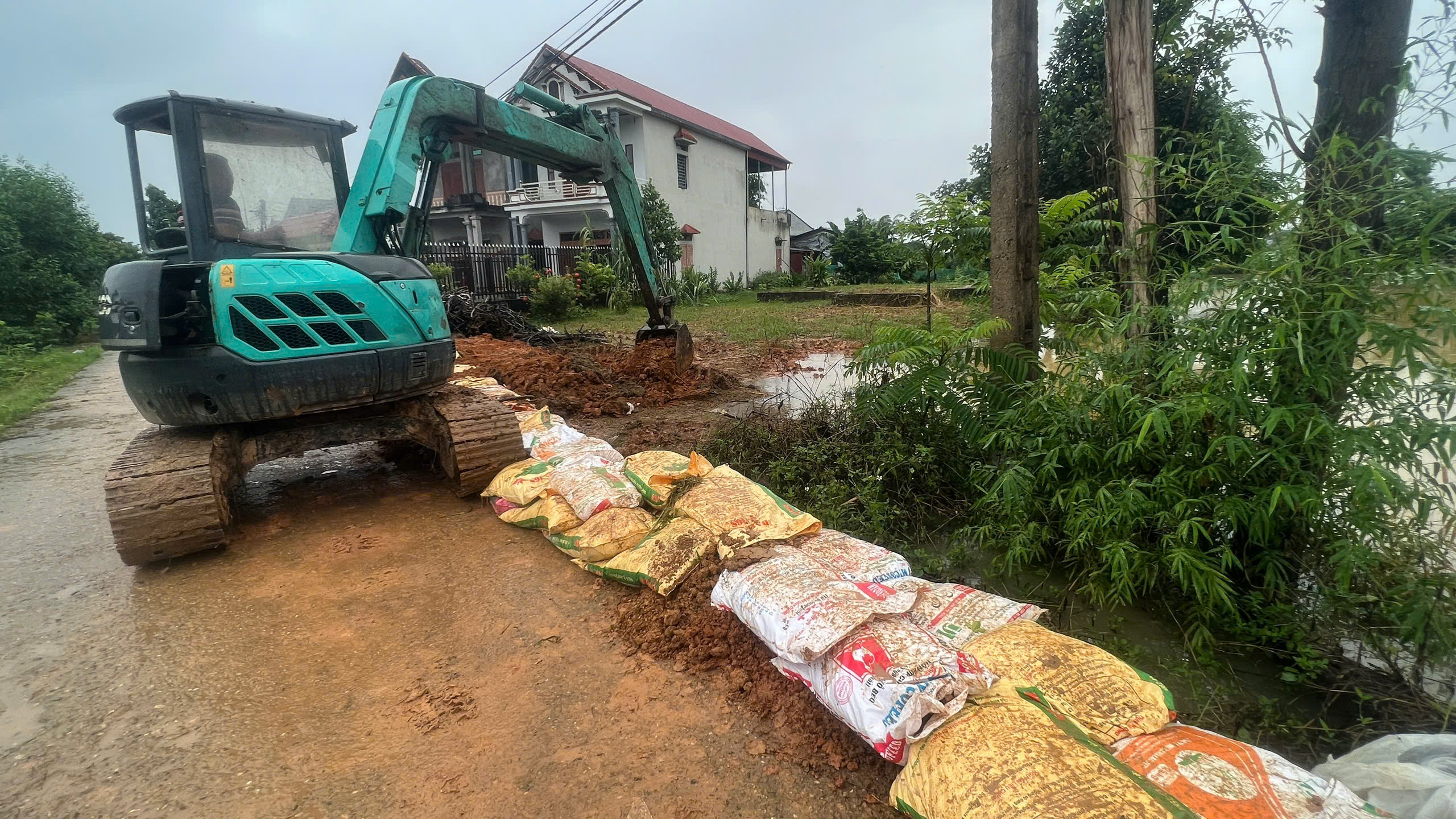 Khẩn trương đắp đất chống tràn vào khu Hố Xanh (xã Hợp Nhất, huyện Đoan Hùng) sau vỡ đê Sông Lô