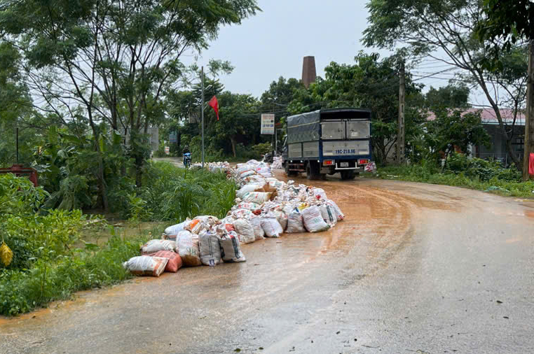 Đoan Hùng: Huy động lực lượng tập trung đắp đập chắn lũ tại thị trấn Đoan Hùng và xã Vụ Quang