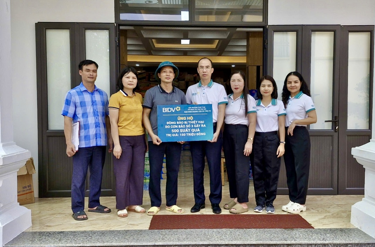 Ngân hàng BIDV Phú Thọ trao quà hỗ trợ 150 triệu đồng cho người dân Hạ Hoà