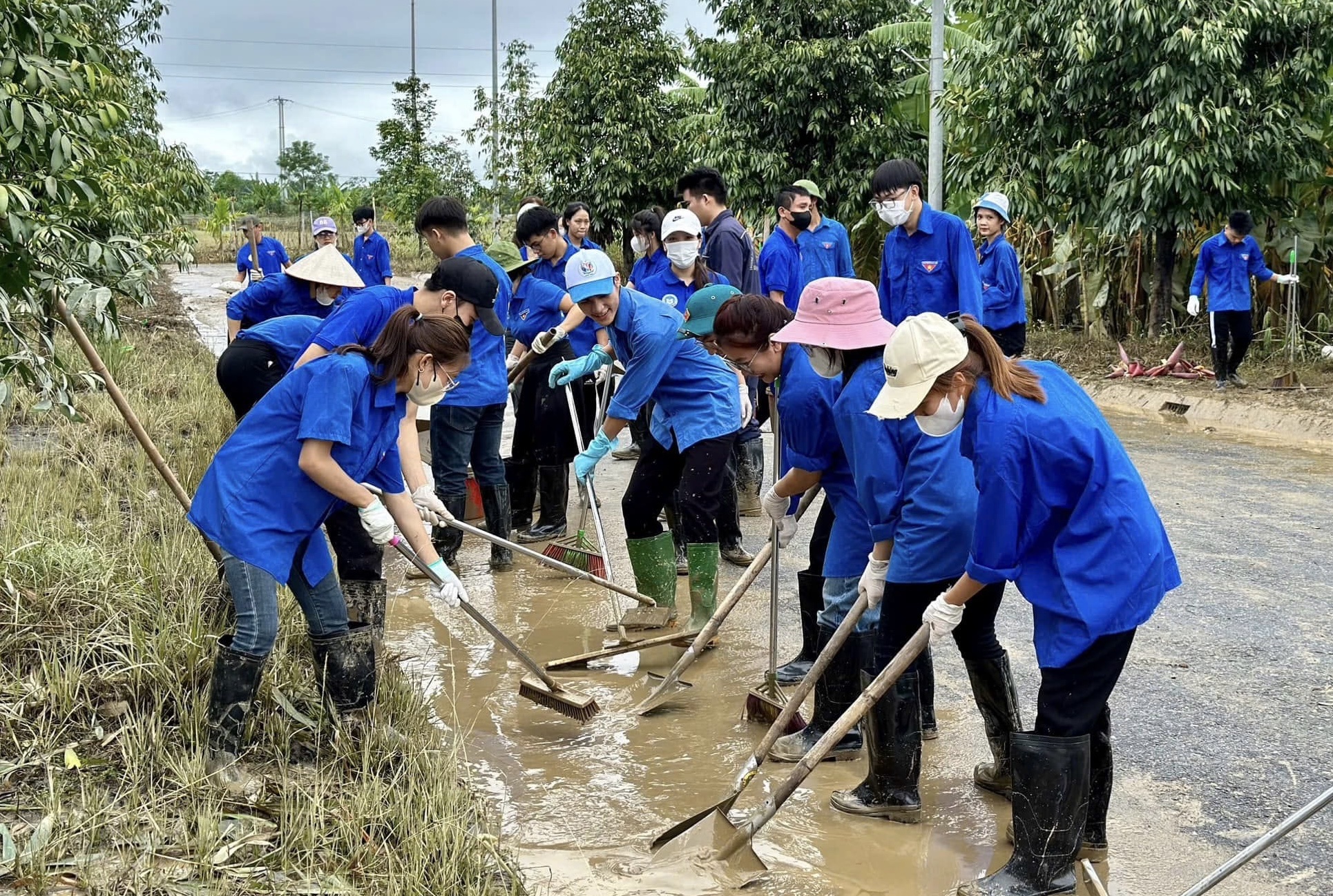 Huy động gần 400 người tham gia chống úng tại Đền Mẫu Âu Cơ