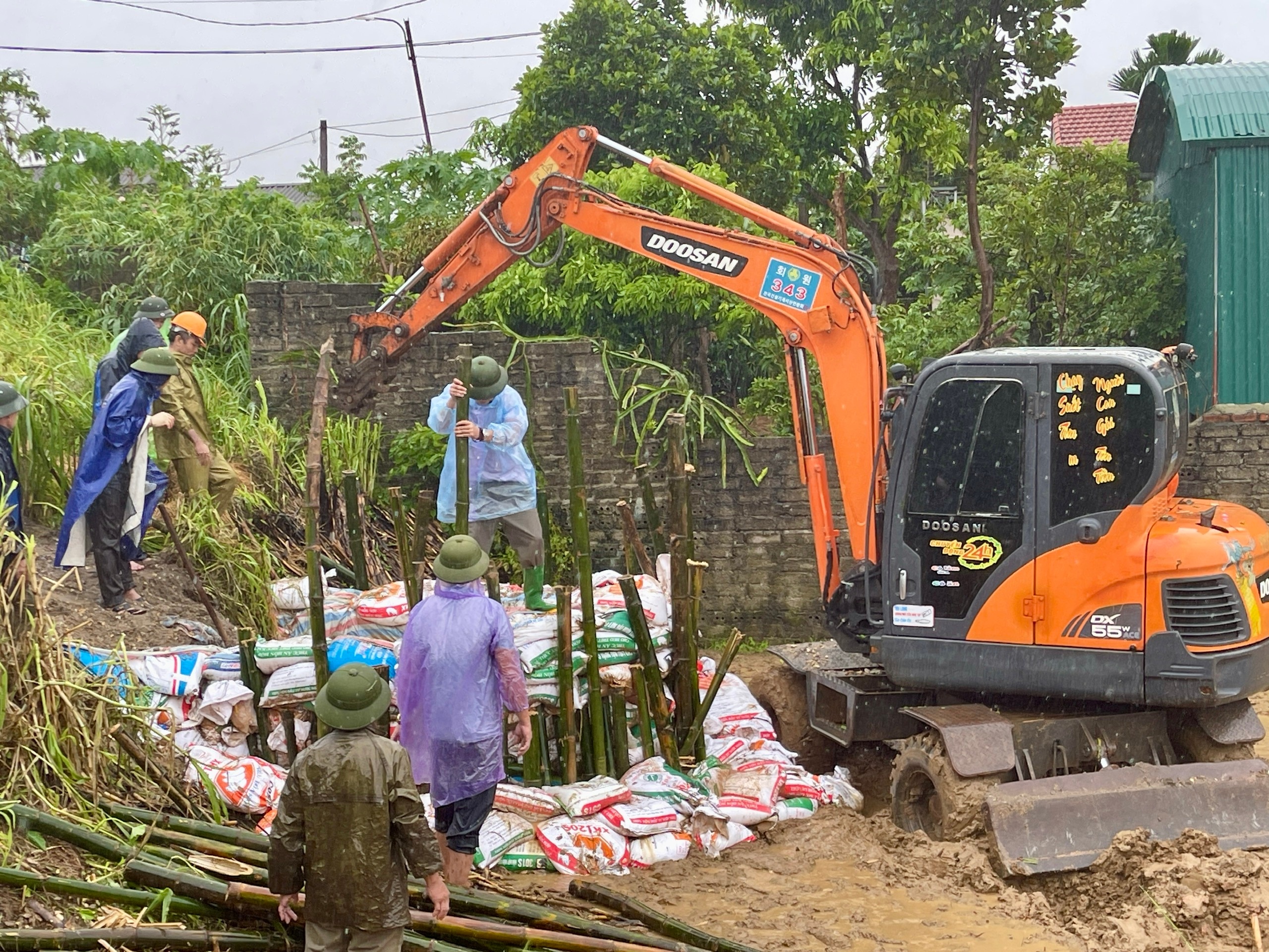 Khẩn trương xử lý nước rò rỉ qua thân đê khu Trung Dầu, xã Bình Phú, huyện Phù Ninh