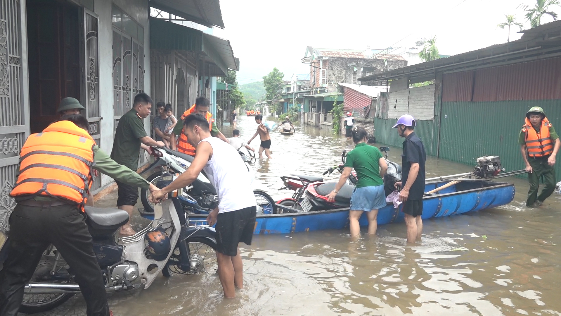 Huy động lực lượng giúp dân ứng phó với ngập lụt ở Hạ Hòa