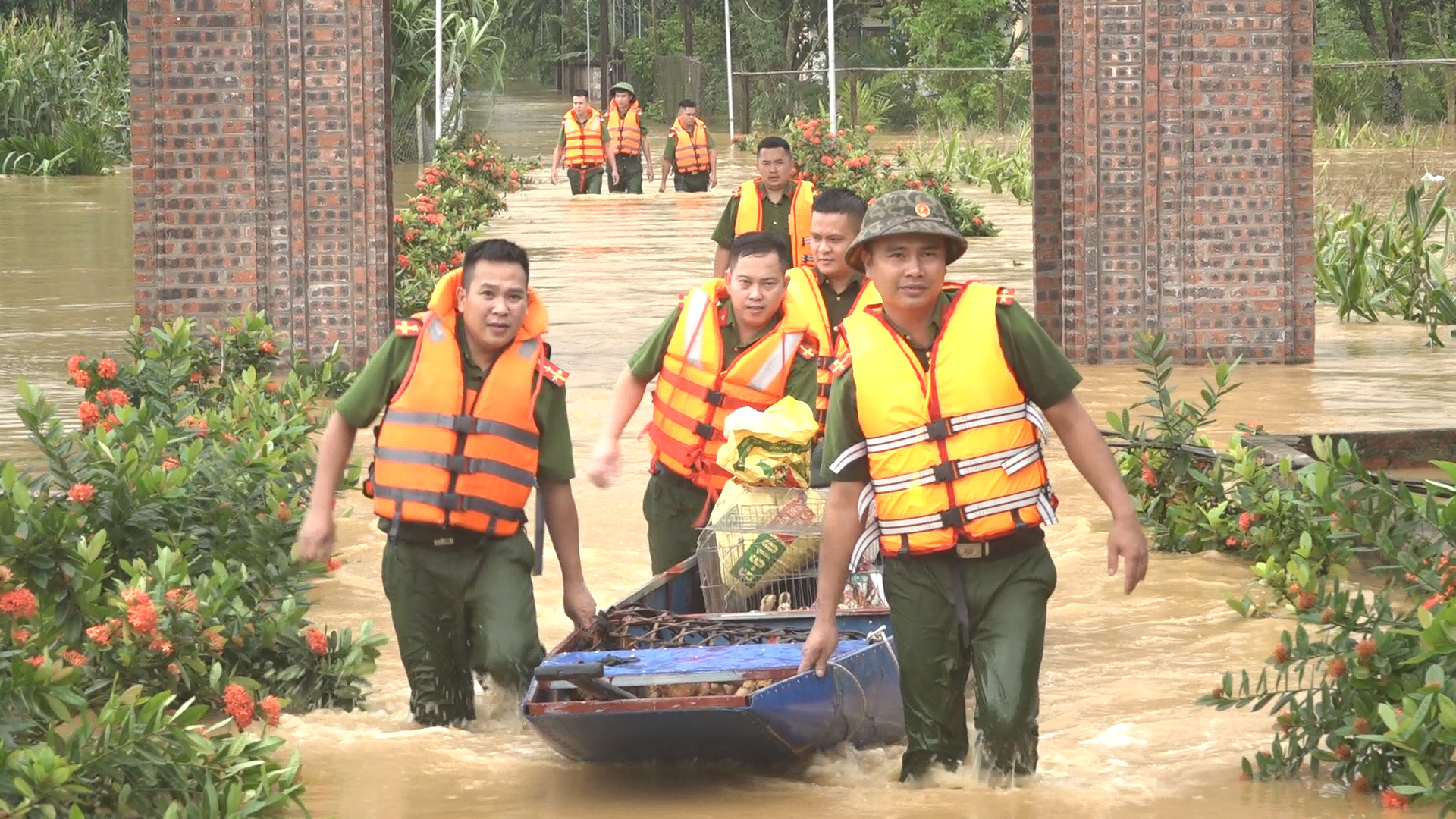 Huy động lực lượng giúp dân ứng phó với ngập lụt ở Hạ Hòa