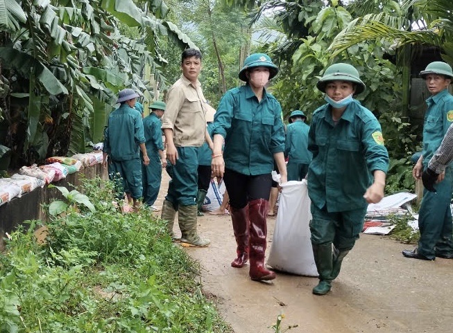 Huy động lực lượng giúp dân ứng phó với ngập lụt ở Hạ Hòa