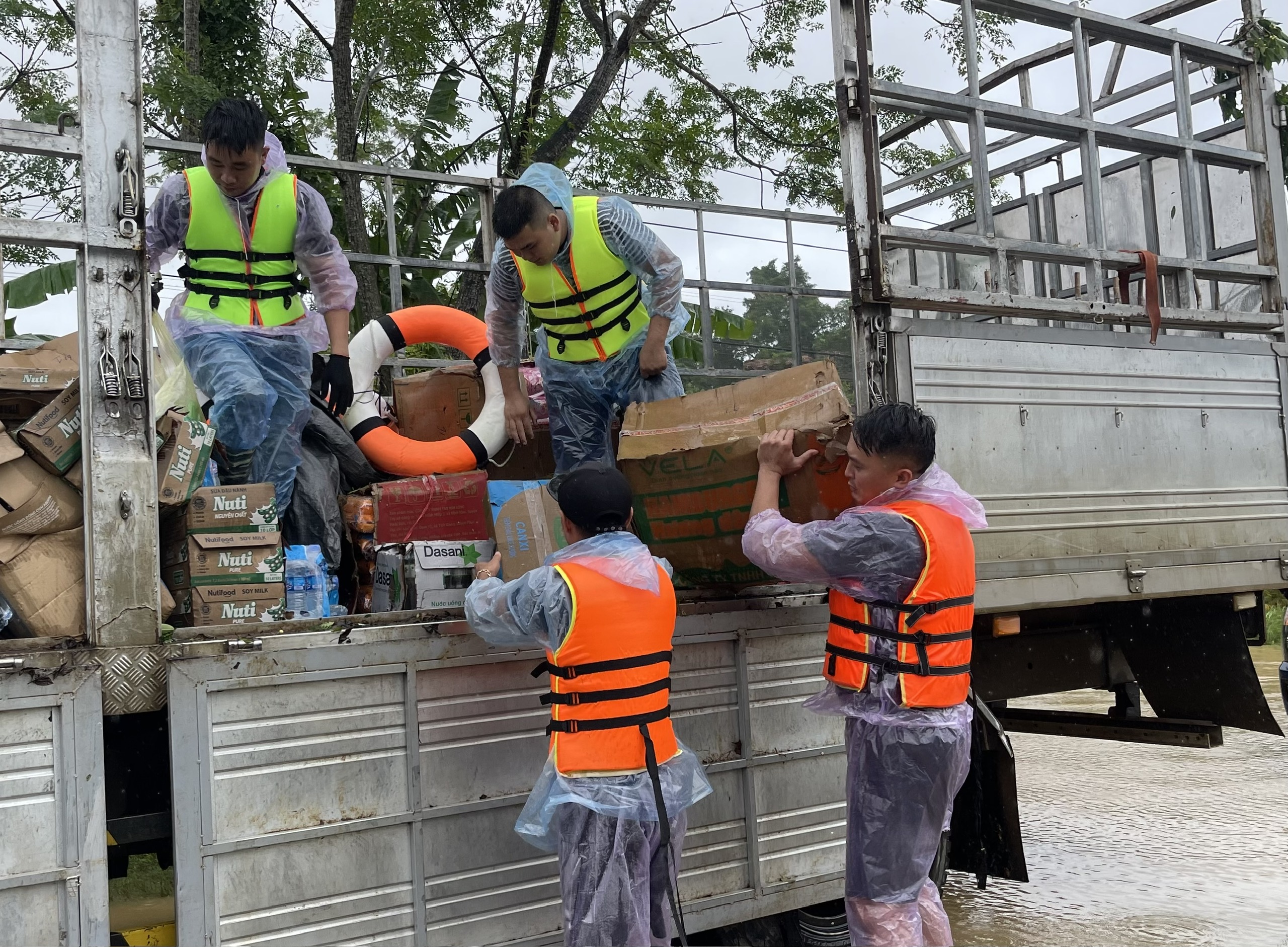 Hỗ trợ lương thực, nhu yếu phẩm để ổn định đời sống cho các hộ dân vùng ngập lụt ở Hạ Hòa