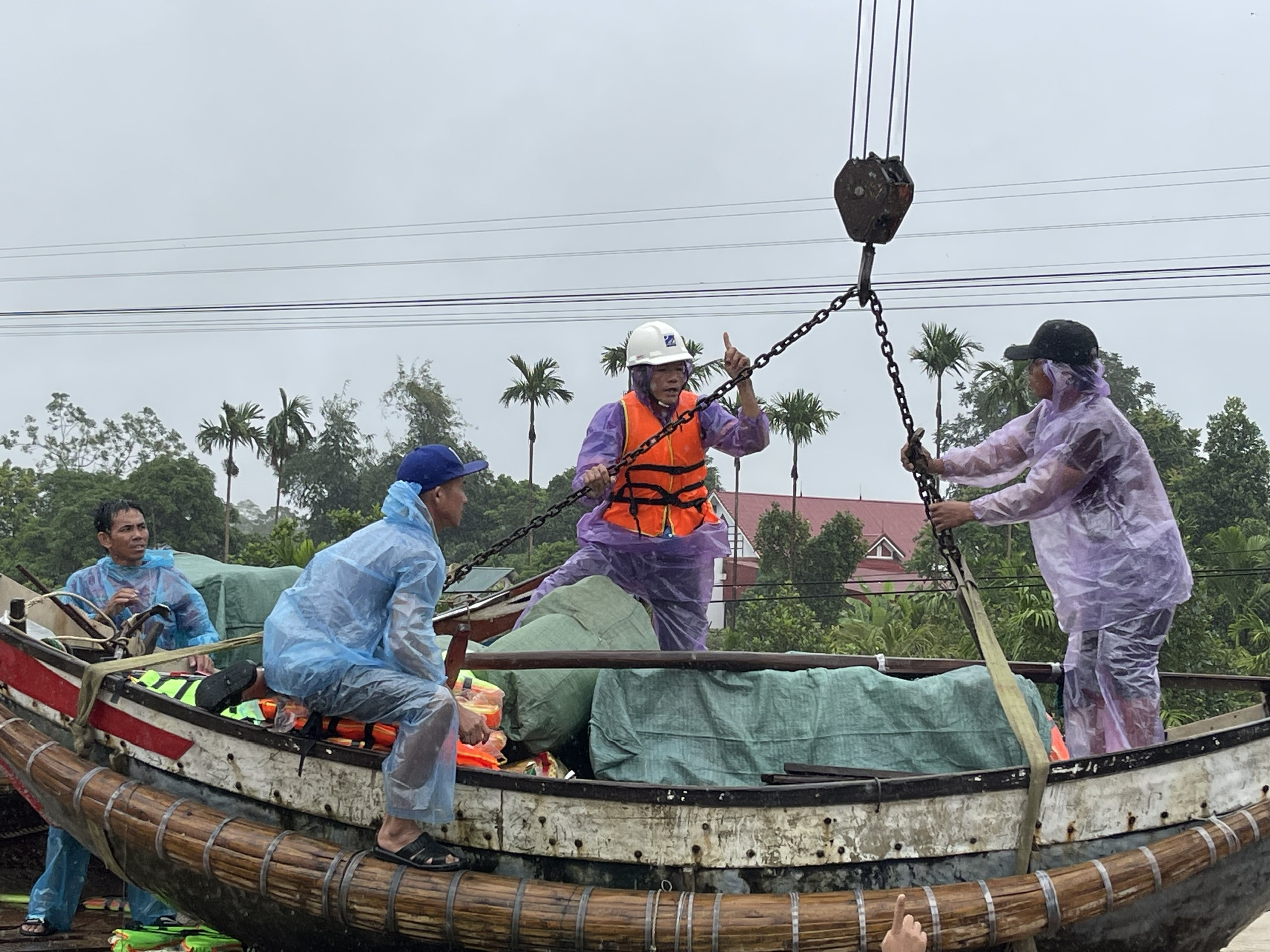 Hỗ trợ lương thực, nhu yếu phẩm để ổn định đời sống cho các hộ dân vùng ngập lụt ở Hạ Hòa