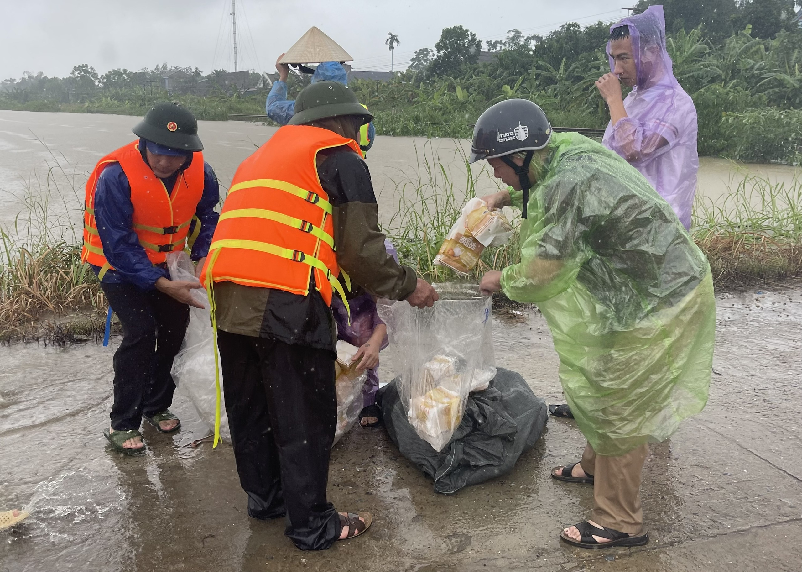 Hỗ trợ lương thực, nhu yếu phẩm để ổn định đời sống cho các hộ dân vùng ngập lụt ở Hạ Hòa