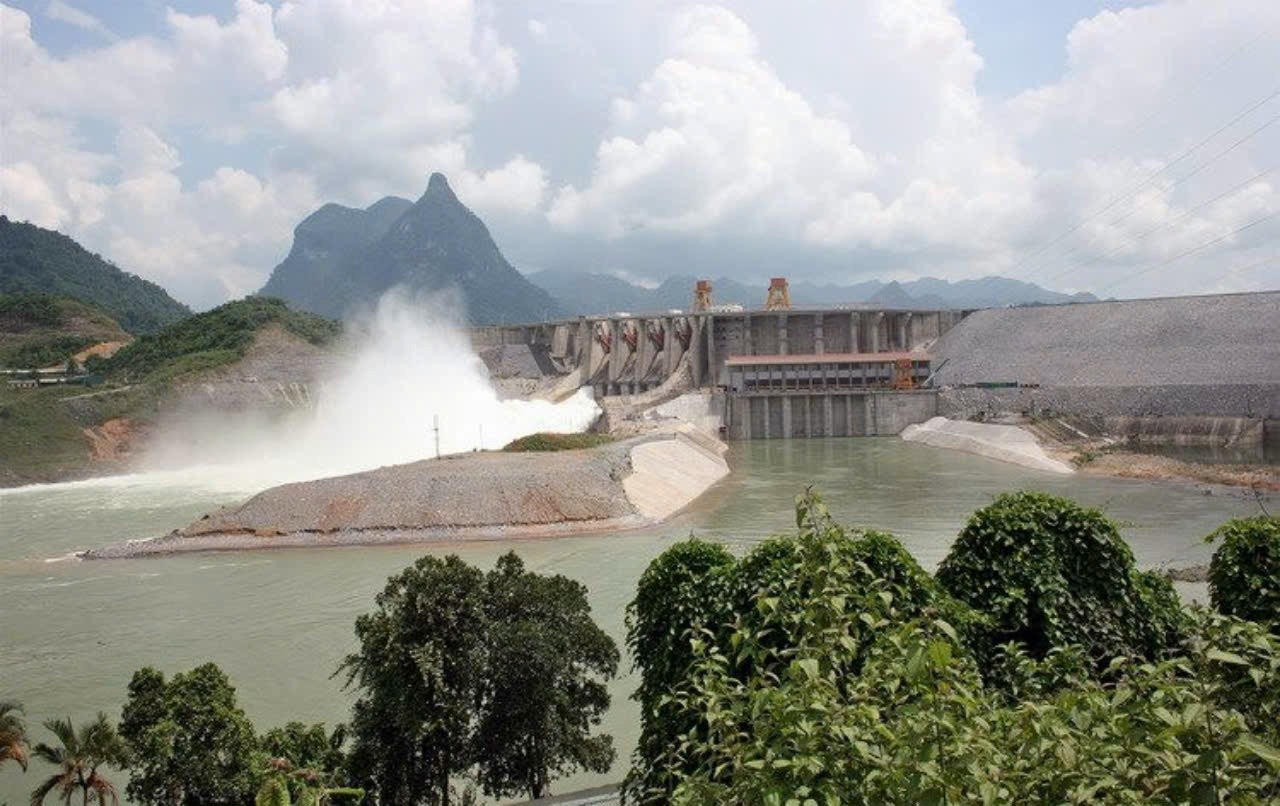 Garantizar la seguridad aguas abajo cuando el embalse hidroeléctrico de Tuyen Quang abra las ocho compuertas del aliviadero inferior