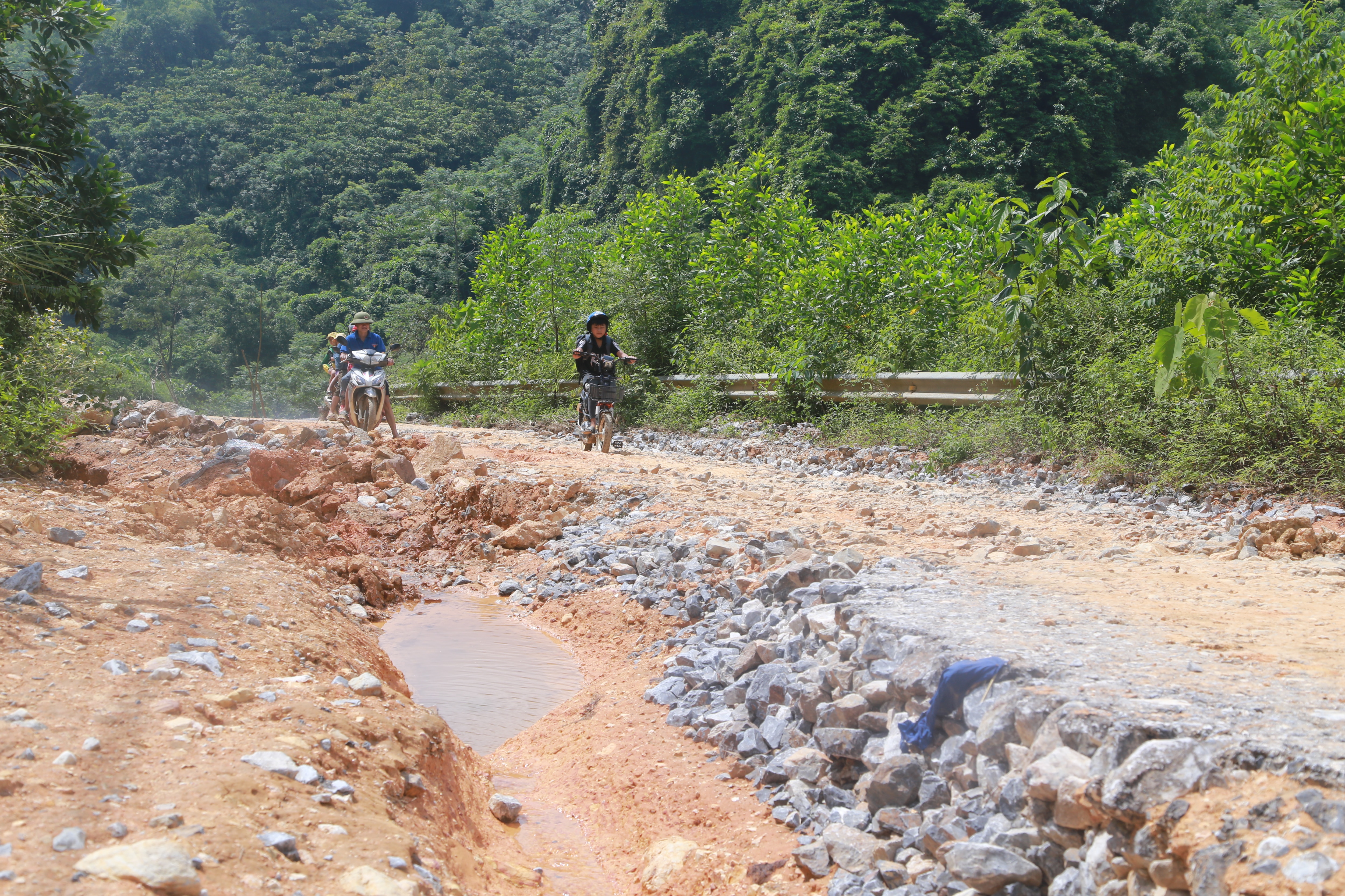 Cần nhanh chóng sửa chữa đường liên xã Hương Cần - Tân Minh