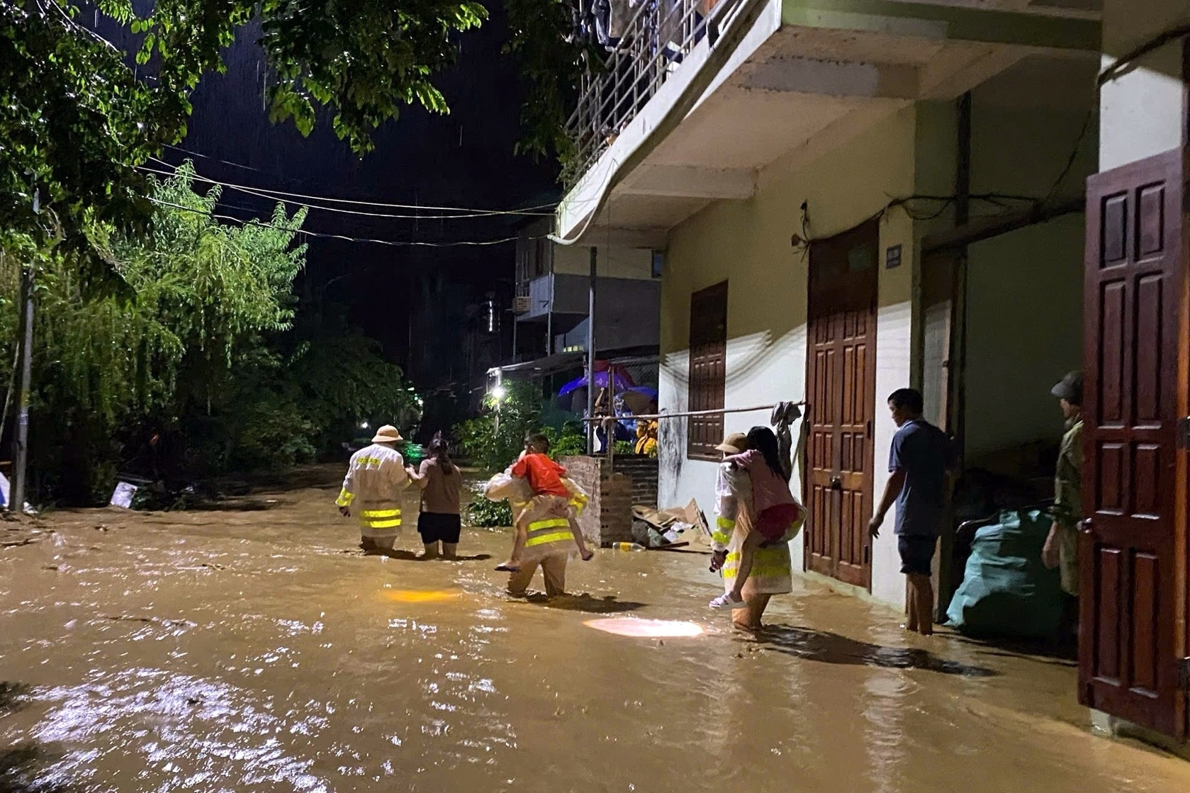 Las inundaciones arrasaron la ciudad de Cao Bang, la policía llevó a un niño para evacuarlo