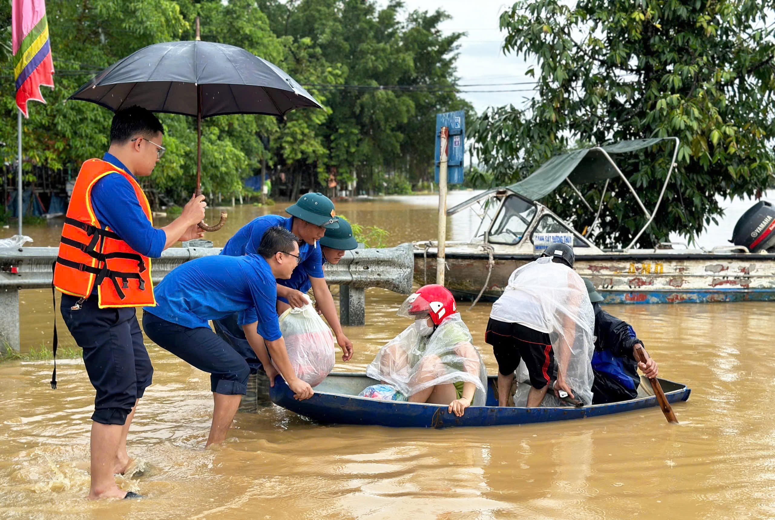 Tỉnh đoàn hỗ trợ người dân vùng lũ huyện Hạ Hòa