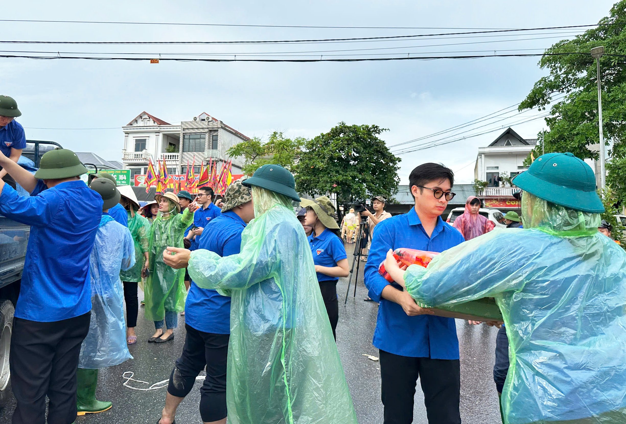 Tỉnh đoàn hỗ trợ người dân vùng lũ huyện Hạ Hòa