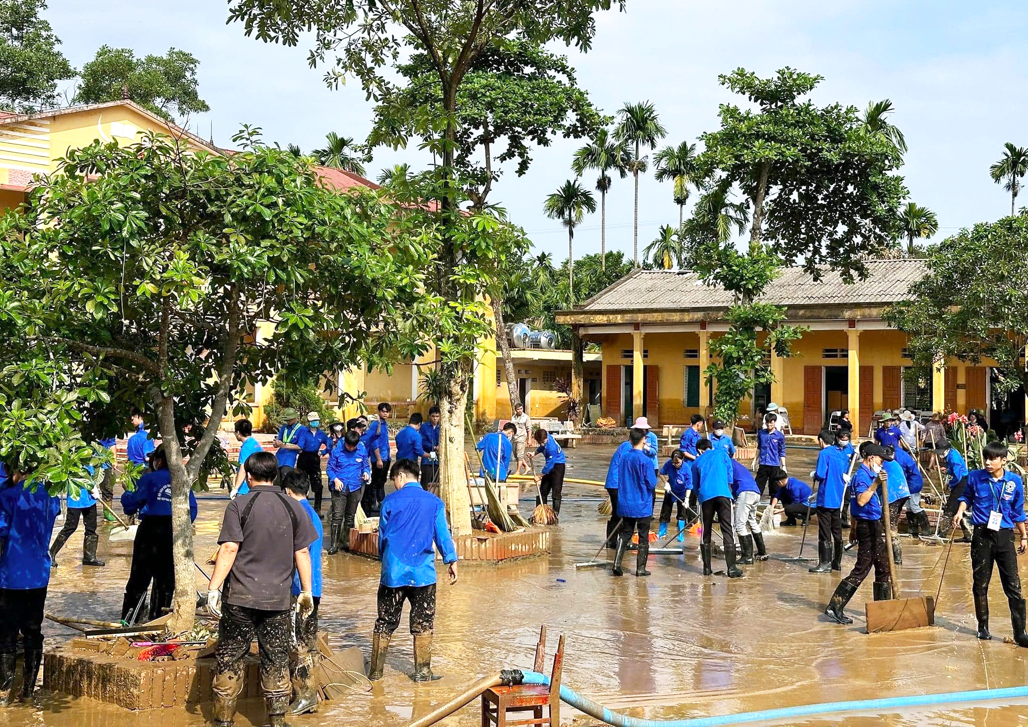 Plus de 300 jeunes volontaires surmontent les conséquences des tempêtes et des inondations à Ha Hoa