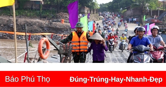 Bộ đội đảm bảo an toàn cho người dân lưu thông qua cầu phao