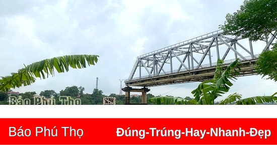 The new Phong Chau Bridge is designed according to the balanced cantilever bridge plan of reinforced concrete and prestressed reinforced concrete.