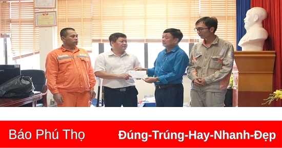 Công ty Điện lực Phú Thọ thăm hỏi, tặng quà cán bộ, công nhân đang làm việc tại hiện trường