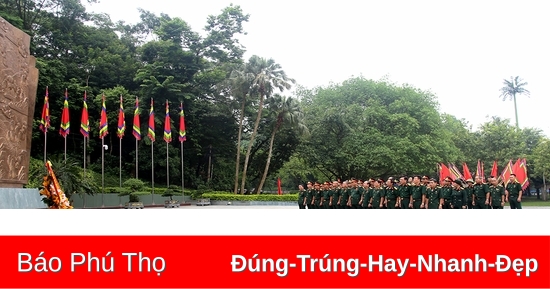 Delegates attending the Patriotic Emulation Congress of "Exemplary Veterans" offered flowers in memory of President Ho Chi Minh