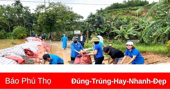 Đoàn viên thanh niên xung kích khắc phục hậu quả mưa bão