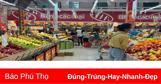 Người dân hối hả tích trữ nhu yếu phẩm để tránh trú bão