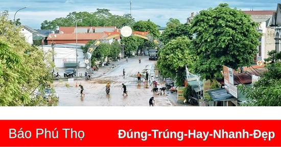 Quân dân chung sức dọn dẹp sau mưa lũ